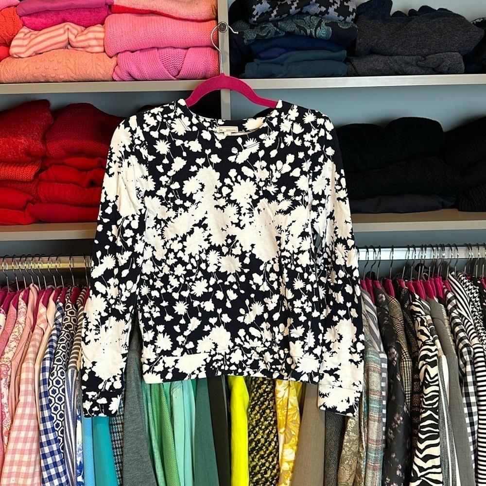 Gap navy with white flowers long sleeve sweatshirt size XS